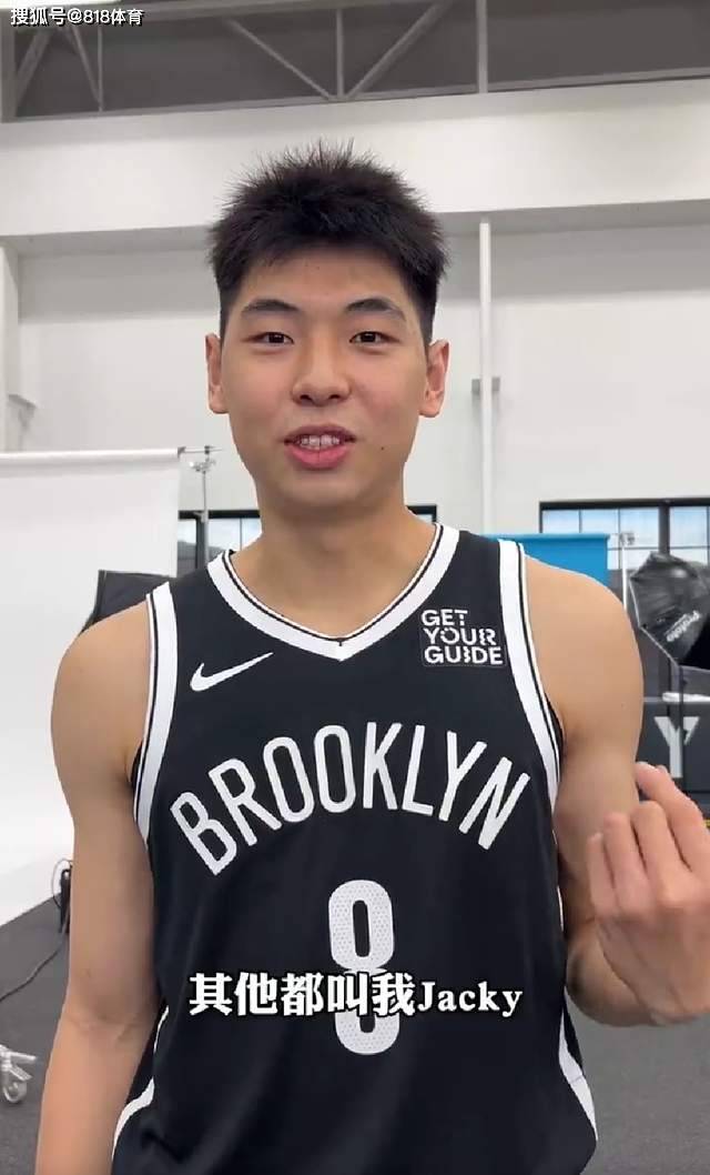 社牛!篮网拍定妆照崔永熙和队友谈笑风生,叫西蒙斯和粉丝说中文