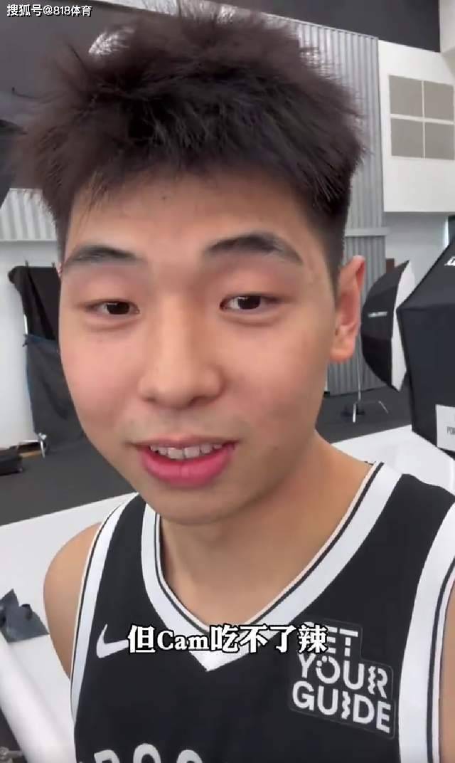 社牛!篮网拍定妆照崔永熙和队友谈笑风生,叫西蒙斯和粉丝说中文