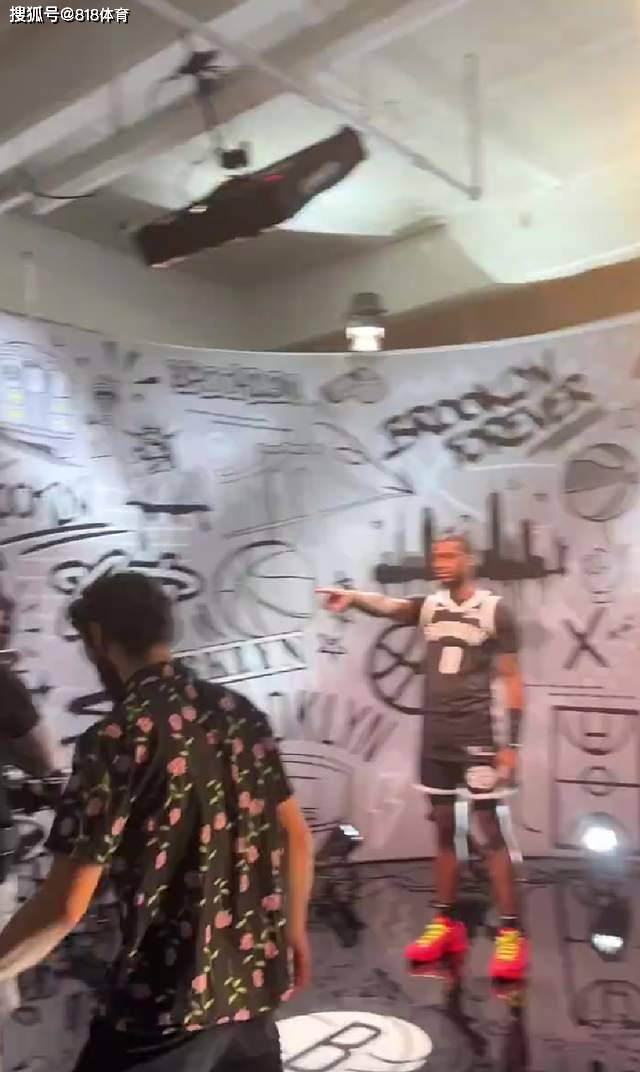 社牛!篮网拍定妆照崔永熙和队友谈笑风生,叫西蒙斯和粉丝说中文