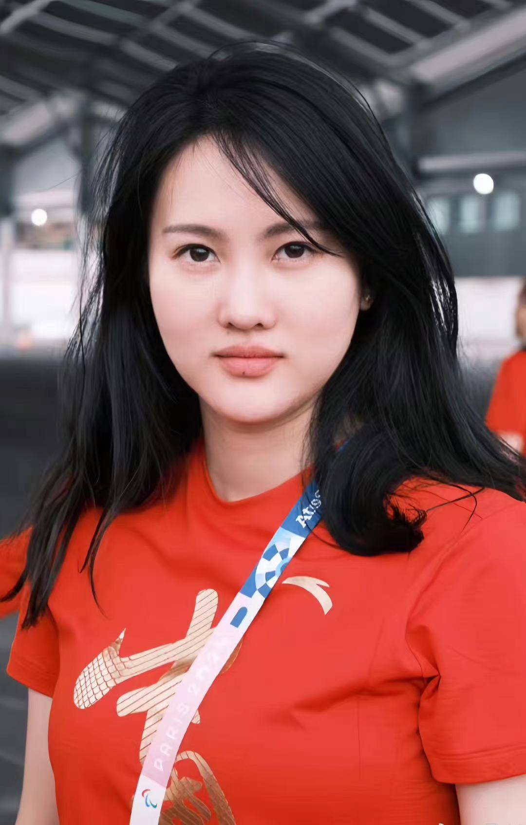 网传陈若琳和牛骏峰谈恋爱，女方朋友辟谣，假的，单着！