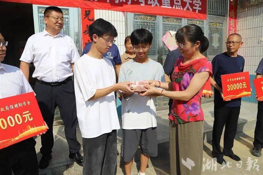 @襄阳三胞胎兄弟，你们的大学学费有着落了！