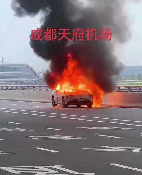 成都天府机场外一辆新能源车着火，交警：无人受伤，正在调查